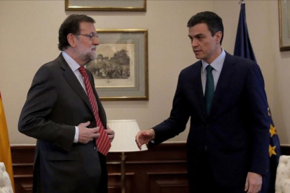 Rajoy y Sánchez, al inicio de la tensa reunión que mantuvieron el pasado 12 de febrero.-JOSÉ LUIS ROCA