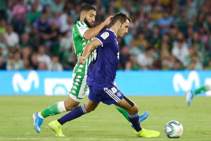 Kiko Olivas avanza con el balón ante la presencia de Fekir en el partido frente al Betis.-AFP