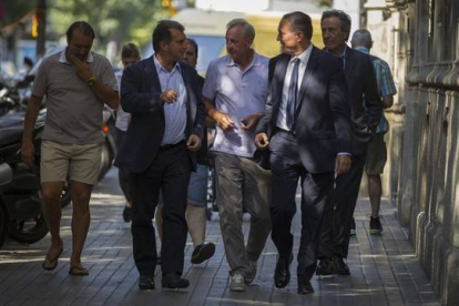 Joan Laporta llega a la sede electoral acompañado de Johan Cruyff.-Foto: CARLOS MONTAÑES