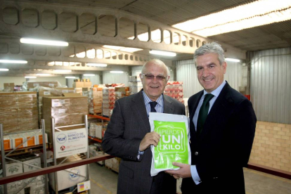 El director general de Banca Comercial de Caja España-Duero, Carlos Ranera, junto presidente del Banco de Alimentos de Valladolid, Jesús Mediavilla-Ical