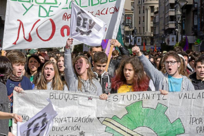 Cientos de estudiantes desfilan por la calle Santiago en protesta por la reforma universitaria-Pablo Requejo