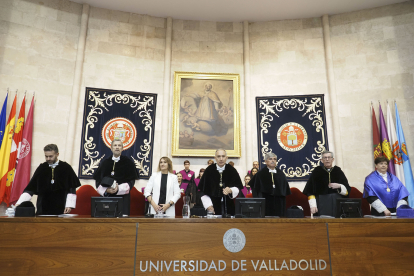 El rector de la UVa Antonio Largo Cabrerizo, y la consejera de Educación, Rocío Lucas, en el acto de apertura del curso 2023-2024 de la Universidad de Valladolid. ICAL