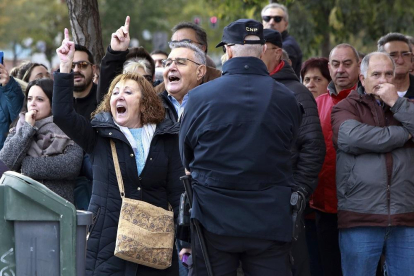 Vecinos de Pajarillos muestran sus protestas ante el acto del presidente del Gobierno, Pedro Sánchez.-J.M. LOSTAU