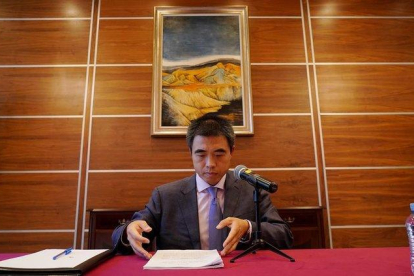 El ministro consejero de la embajada de la República Popular China en España, Yao Fei, se dirige a los medios de comunicación.-JOSÉ LUIS ROCA