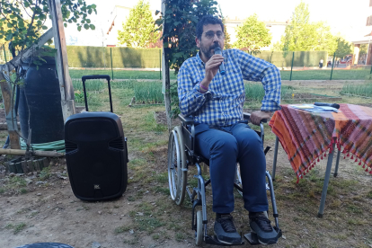 Alberto Bustos en silla de ruedas durante un acto en el barrio de La Rondilla el pasado 21 de abril. Twitter: Alberto Bustos
