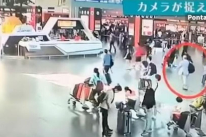 El círculo rojo muestra a Kim Jong-nam en el aeropuerto de Kuala Lumpur, en el vídeo difundido por Fuji TV.-
