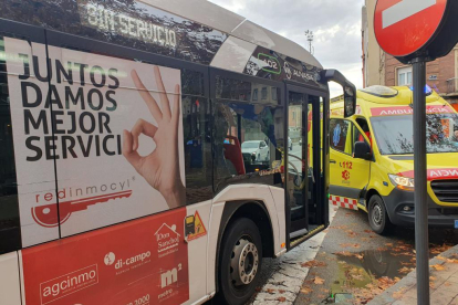 Estado en el que ha quedado el autobús implicado en la colisión con un turismo - POLICÍA MUNICIPAL