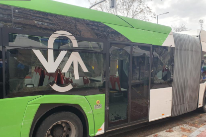 Estado en el que ha quedado el autobús de AUVASA implicado en la colisión con un turismo - POLICÍA MUNICIPAL