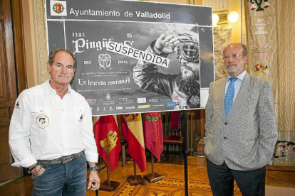El alcalde de Valladolid, Javier León de la Riva (d), acompañado del presidente del club Turismoto, Mariano Parellada (i), ha anunciado la suspensión de la próxima edición de Pingüinos 2015, tras la amenaza de denuncias por parte de grupos ecologistas-Efe
