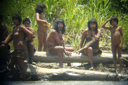 Miembros de la tribu Mashco Piro fotografiados a distancia.-Foto: HANDOUT / REUTERS