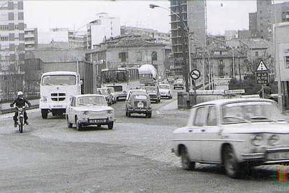 Coches cruzan el Puente Mayor en los años 70 del siglo pasado. Al fondo,. Plaza de San Nicolás. ARCHIVO MUNICIPAL