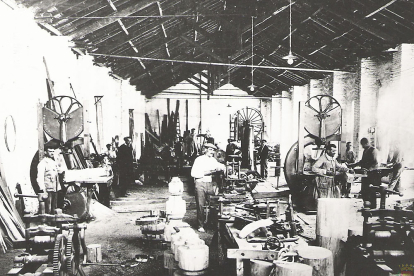Obreros de la desaparecida serrería de la plaza de San Nicolás en los años 30 del siglo pasado. ARCHIVO MUNICIPAL