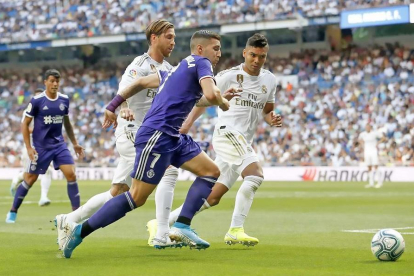 Guardiola corre tras el balón ante la presencia de Sergio Ramos y Casemiro, ayer, en el Bernabéu.-PHOTO-DEPORTE