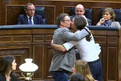 El 'pico' entre Xavier Domènech y Pablo Iglesias, el miércoles.-EFE