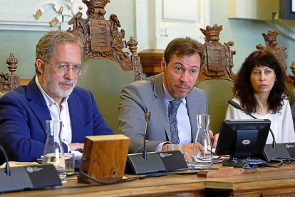 Manuel Saravia, en un pleno junto a Óscar Puente y Ana Redondo.-J. M. LOSTAU