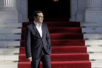 El primer ministro griego, Alexis Tsipras, espera la llegada del presidente palestino, Mahmud Abás, antes del comienzo de su encuentro en Atenas, el 21 de diciembre.-EFE / ORESTIS PANAGIOTOU