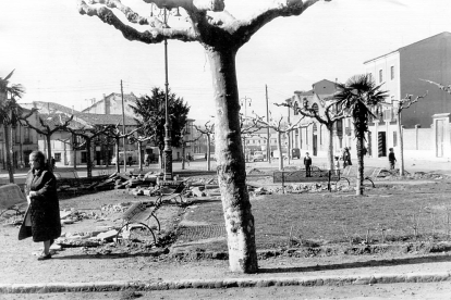Vista de los jardines de la Plaza de San Nicolás en 1960, con edificios desaparecidos. ARCHIVO MUNICIPAL