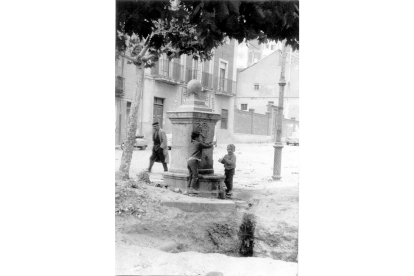 Niños jugando en la fuente de la plaza de San Nicolás en los años 70 del siglo pasado. ARCHIVO MUNICIPAL