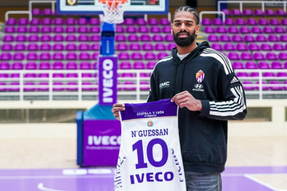 Lucas N’Guessan, que lucirá el número 10, posa con la nueva camiseta del UEMC Real Valladolid en Pisuerga. / ANA PUENTE / RVB