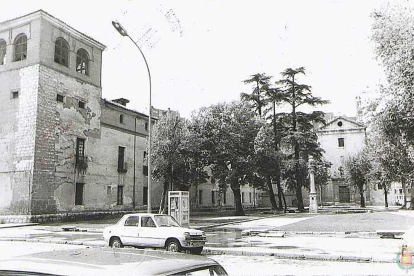 El Palacio de los Condes de Benavente, antiguo hospicio y actual biblioteca, antes de la rehabilitación, con la iglesia de San Nicolás al fondo, en los años 70. ARCHIVO MUNICIPAL