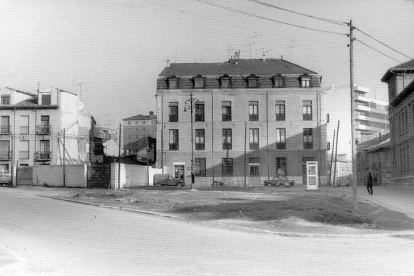Vista de la plaza de San Nicolás sin urbanizar en los años 70. A la derecha, lateral del colegio Isabel la Católica y edificios desaparecidos. ARCHIVO MUNICIPAL