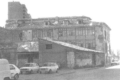 Edificio de la plaza de San Nicolás 9 y 10 en los años 80 visto desde el Paseo del Renacimiento, donde hubo un cambio de alineación de los que tanto abundaron en la remodelación de los años 80 y 90. ARCHIVO MUNICIPAL