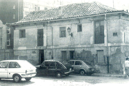 Vieja vivienda aislada en un lateral de la Plaza de Carranza en los años 80. Un ejemplo del abandono reinante antes del acondicionamiento de los años 90. ARCHIVO MUNICIPAL