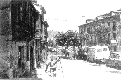Construcciones viejas y semiderruidas a mediados de los 80 en la plaza de San Nicolás, cerca de la salida al Puente Mayor, frente a la vieja serrería. ARCHIVO MUNICIPAL