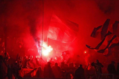 Los aficionados del Barça sacaron bengalas en la grada del estadio Olympique de Lyon.-EFE / GILLAUME HORCAJUELO