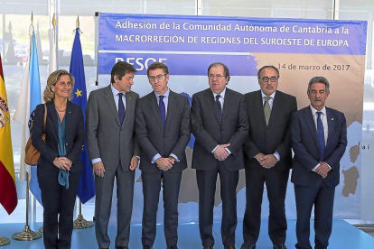 Los presidentes de las regiones que forman la Macrorregión en una foto de familia tras la adhesión de Cantabria.-ICAL
