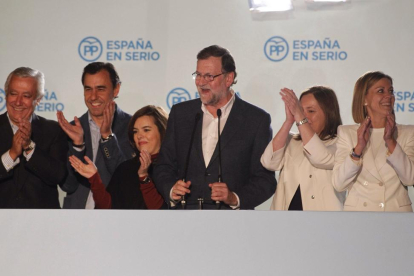 (I a D) Javier Arenas, Fernando Martínez Maillo, Soraya Sáez de Santamaría Mariano Rajoy, junto a su mujer, y María Dolores de Cospedal,saluda ndesde el balcón de la sede en la calle Génova-ICAL