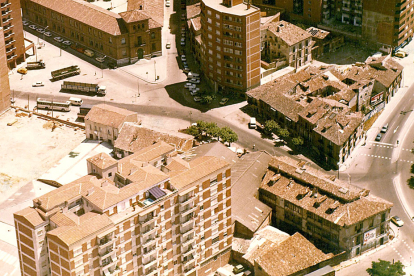 Recorte de la foto anterior, una foto aérea de 1982 en la que se aprecia el solar vacío que ocupó la antigua serrería, en la plaza de San Nicolás. Todas las casas bajas de la derecha de la imagen, junto al paseo Isabel la Católica, han desaparecido. ARCHIVO MUNICIPAL