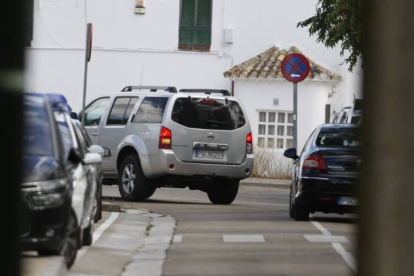 El coche que trasladaba ayer a Silva Sande, llegando ayer al Instituto de Medicina Legal de Zaragoza.-Foto: ÁNGEL DE CASTRO