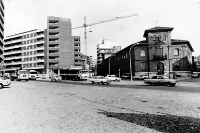 Vista de la plaza de San Nicolás en 1982, con edificios en obras. ARCHIVO MUNICIPAL.