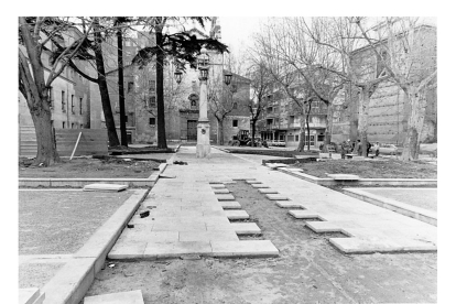 Obras de pavimentación de la plaza de la Trinidad en 1985. ARCHIVO MUNICIPAL