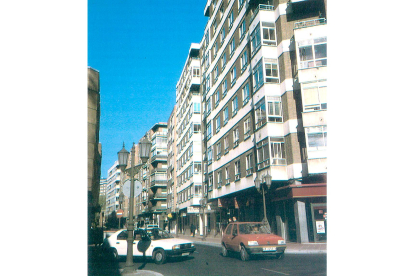 Calle Esteban García Chico en los años 90, ejemplo del cambio de la zona con un urbanismo propio de los 70. ARCHIVO MUNICIPAL