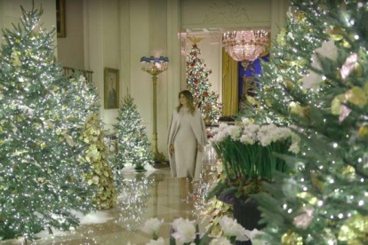 Melania Trump pasea admirando la decoración navideña de este año de la Casa Blanca.-YOUTUBE / THE WHITE HOUSE