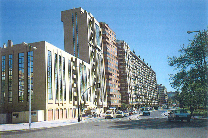 Fachadas de edificios nuevos en el Paseo de Isabel la Católica, en lado San Nicolás, en los años 90. Una imagen moderna del barrio. ARCHIVO MUNICIPAL