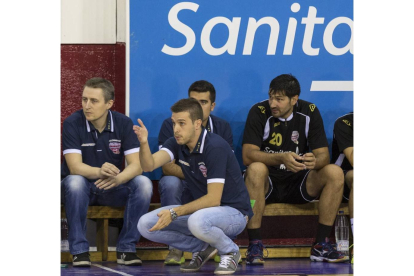 Nacho González da instrucciones a sus jugadores en un momento del partido-M. A. SANTOS / PHOTOGENIC