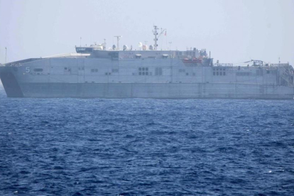 El barco de la Marina de EEUU que rescató a los inmigrantes.-/ AP / ERIK MARQUARDT