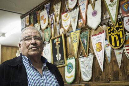 Pedro Santana posa frente a una pared llena de banderines, recuerdo de los miles de partidos jugados por el casi extinto  UD San Carlos.-MIGUEL ÁNGEL SANTOS