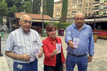 José Luis Bellido, María Sánchez y Jaime Fernández presentan el vaso reutilizable de las Fiestas.-El Mundo