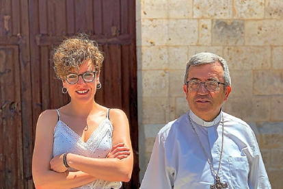 Virginia Hernández junto al obispo auxiliar Luis Argüello ayer, en San Pelayo.-E. M.