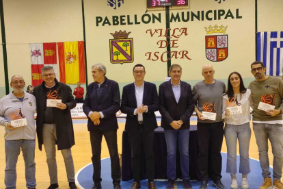Los homenajeados con las instituciones tras la entrega de reconocimientos en Íscar. / E. M.