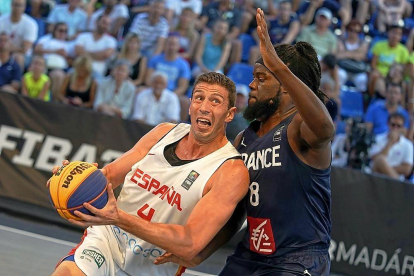 El capitán del Carramimbre Sergio de la Fuente, con España en una acción de las semifinales del Europeo  3x3 ante el francés Dominique Gentil.-FIBA
