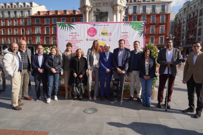 Óscar Puente, alcalde de Valladolid, acompañado de su equipo de gobierno, asiste al desfile de Festiva, organizado por FECOSVA. -AYUNT VALL