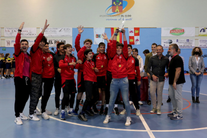 Clausura de las competiciones de baloncesto en Olmedo. / E. M.
