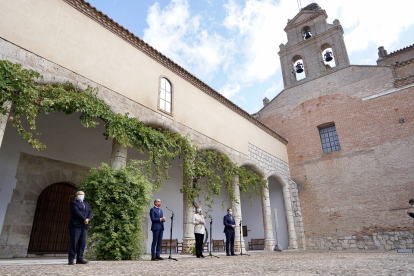 El consejero de Cultura y Turismo, Javier Ortega, visita el monasterio de Las Claras en Tordesillas con la presidenta de Patrimonio Nacional, Llanos Castellanos. - ICAL