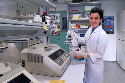 La investigadora Carolina Velázquez en el laboratorio de Genética Molecular del Cáncer Hereditario.-PABLO REQUEJO