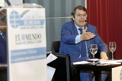 El presidente del PP de Castilla y León, Alfonso Fernández Mañueco, durnate la entrevista.-J.M. LOSTAU